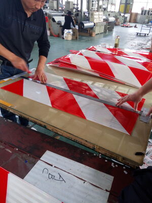 Logotipo personalizado Serigrafía Chevron Reflector Reflejar Etiqueta Rectángulo Amarillo Rojo Prismático Cinta Reflectante Etiqueta