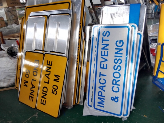Protección UV resistente a la intemperie Ruta personalizada cerrada Desvío a través del tráfico Signos de seguridad metálicos reflectantes