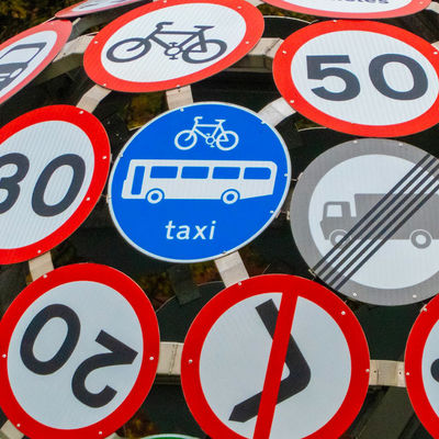 Seguridad en la carretera Signos de tráfico impermeables Advertencia de tráfico Signos reflectantes Trabajos de carretera negros Hojas reflectantes Signos de tráfico